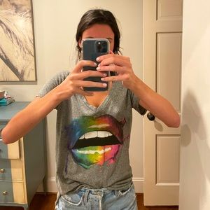 LAUREN MOSHI GRAPHIC TEE// V NECK